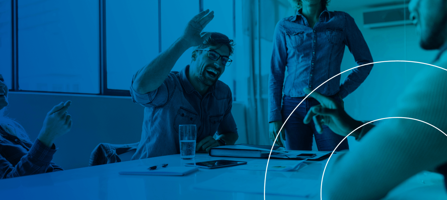 Homem e mulher rindo no local de trabalho - Matera