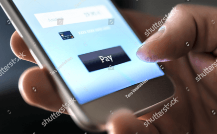 Pessoa usando seu telefone celular