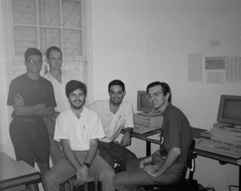 Fotografía en blanco y negro de los creadores de Matera en una sala de ordenadores