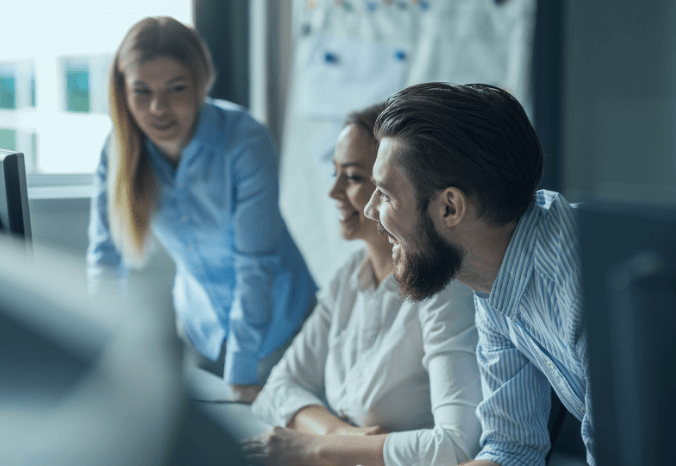 Equipe animada em escritório - Matera