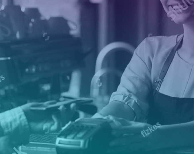 Atendente sorrindo recebendo uma máquina de cartão de um cliente - Matera